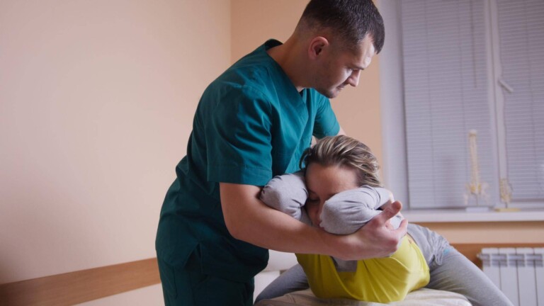Na czym polega osteopatia i jak wpływa na zdrowie?