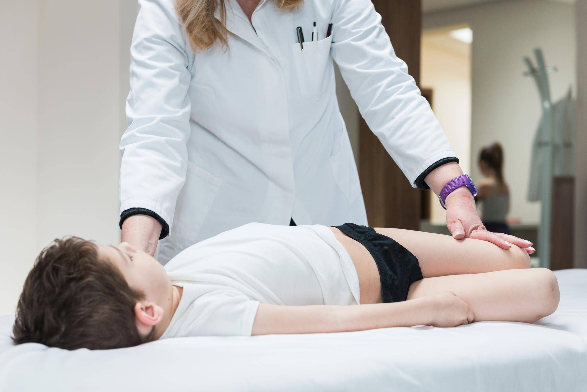 Czym zajmuje się osteopata dziecięcy i jak może pomóc maluchom?