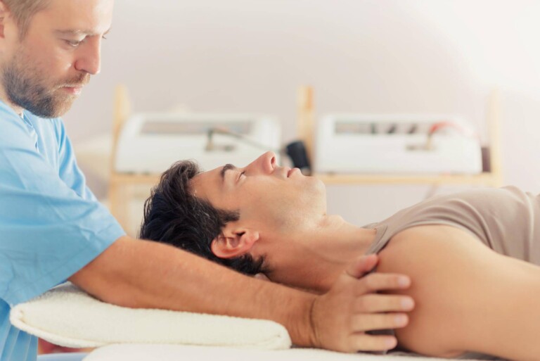 Osteopata co to za lekarz i kiedy warto się do niego zgłosić?