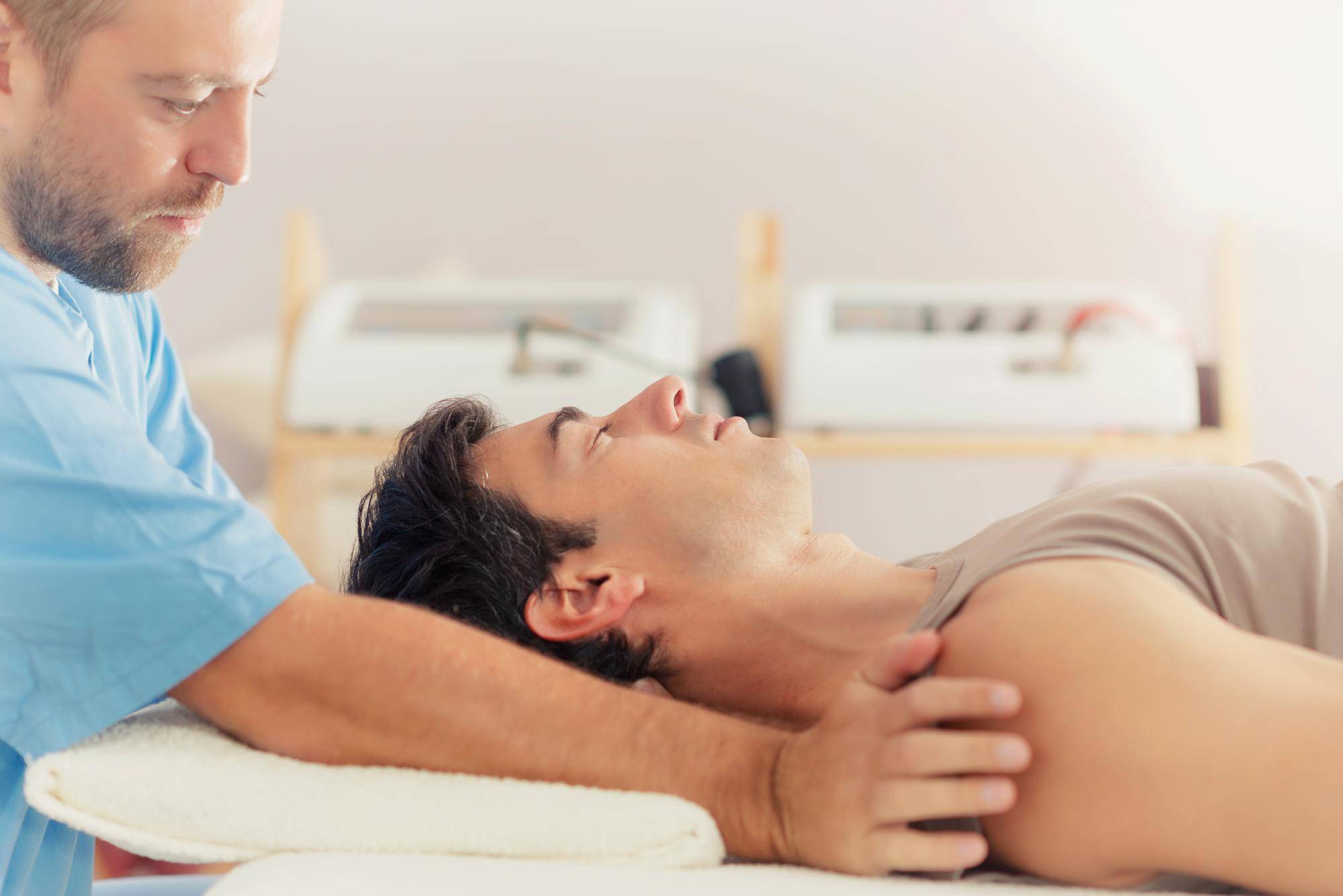 Osteopata co to za lekarz i kiedy warto się do niego zgłosić?