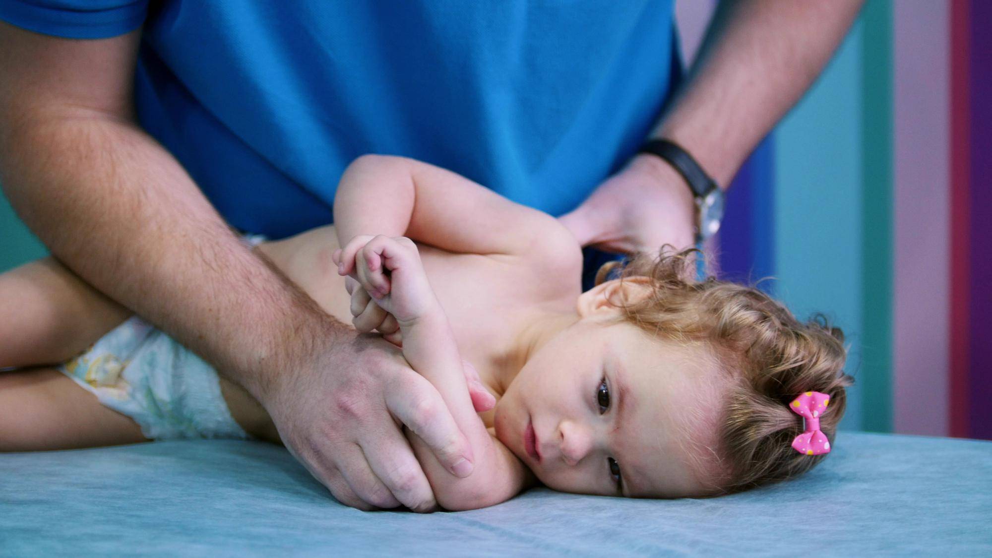 Osteopata dziecięcy kto to i kiedy warto się do niego zwrócić?